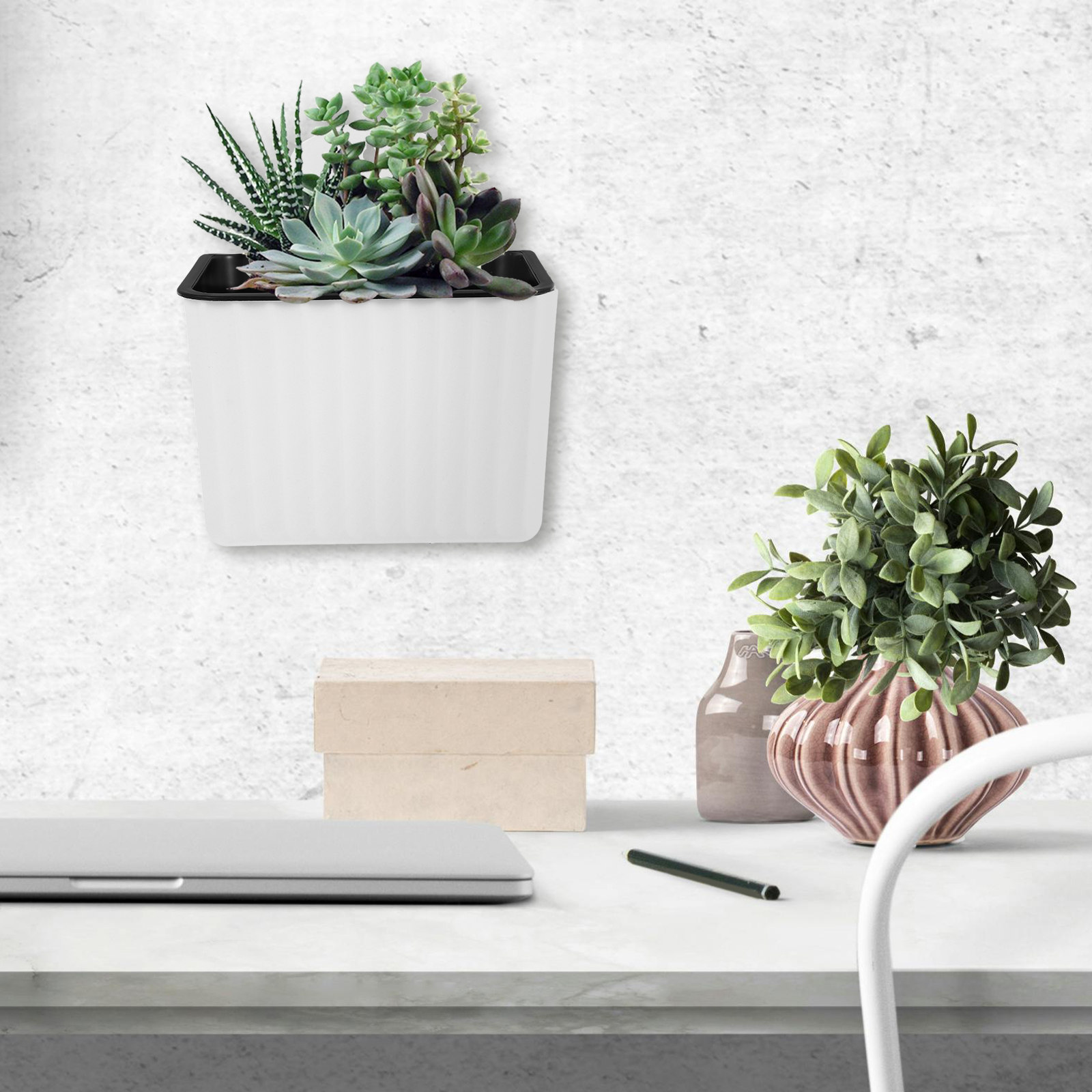 قطعتان من أواني الزهور المعلقة - مراجعة Self-Watering Planter وسعره